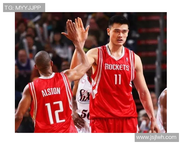姚明在NBA赛场上展现惊人进步成为篮球界的新星引发广泛关注与赞誉