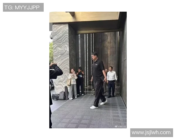 姚明换西装展现绅士风范引发时尚界热议与篮球文化碰撞的精彩瞬间